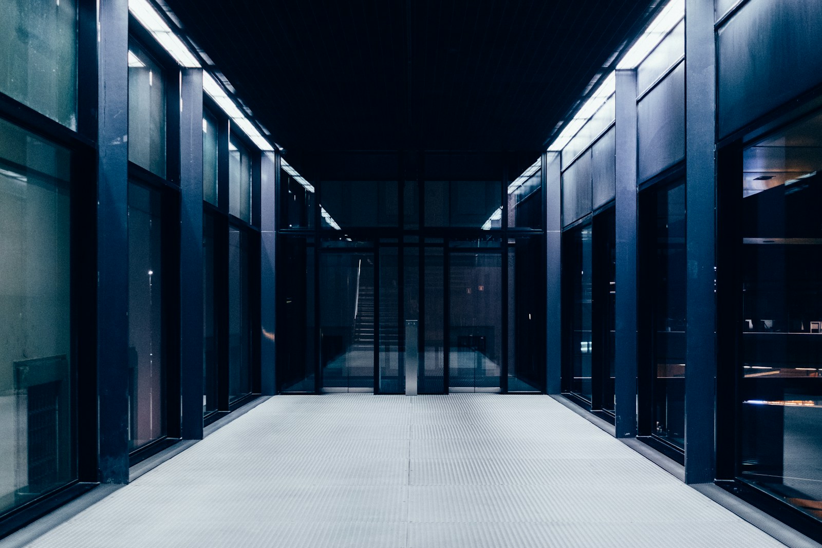 Pasillo técnico de data center con salas de servidores e instalaciones críticas